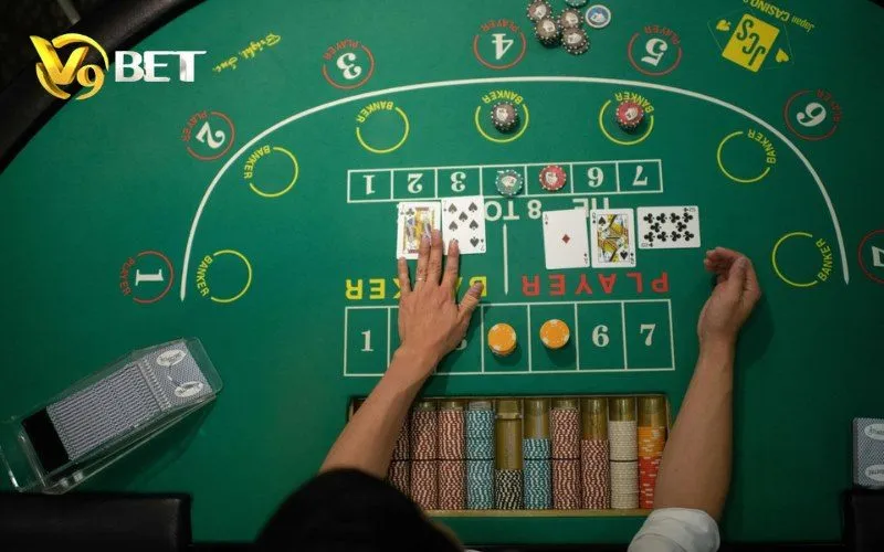 Baccarat V9BET | Luật Chơi, Banker, Player & Tie 1 Bàn Baccarat với các khu vực Banker, Player và bài đã chia