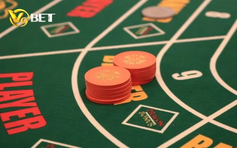 Baccarat V9BET | Luật Chơi, Banker, Player & Tie 3 Chồng chip đỏ trên khu vực Player của bàn Baccarat