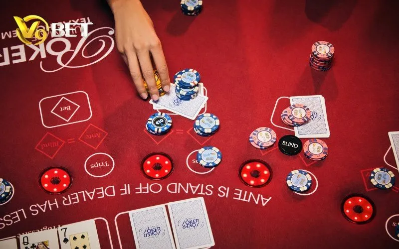 Poker V9BET | Luật Chơi, Thứ Tự Bài, Blind & All-in 1 Poker V9BET với bài úp, các chồng chip và ô cược trên bàn.