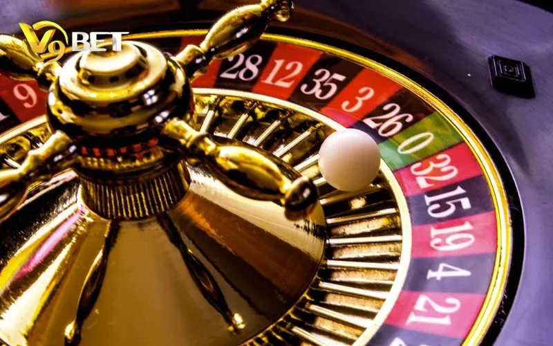 Roulette V9BET | Luật Chơi, Cách Cược & Bảng Payout 3 Viên bi và các ô đỏ, đen, số 0 trên vòng quay Roulette V9BET